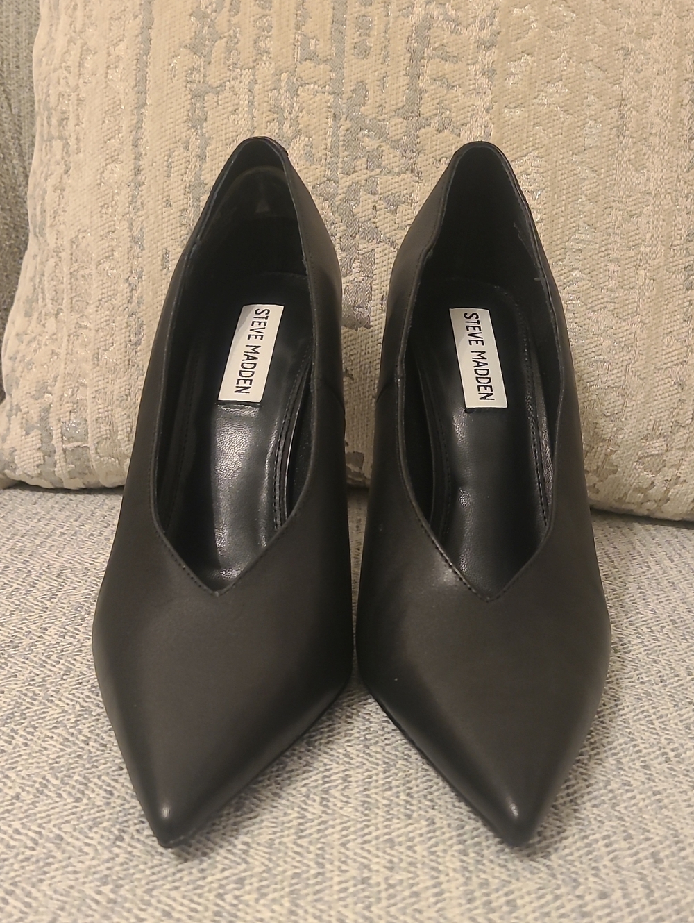 Steve Madden Black Pointed-Toe Pumps with V-Cut Vamp